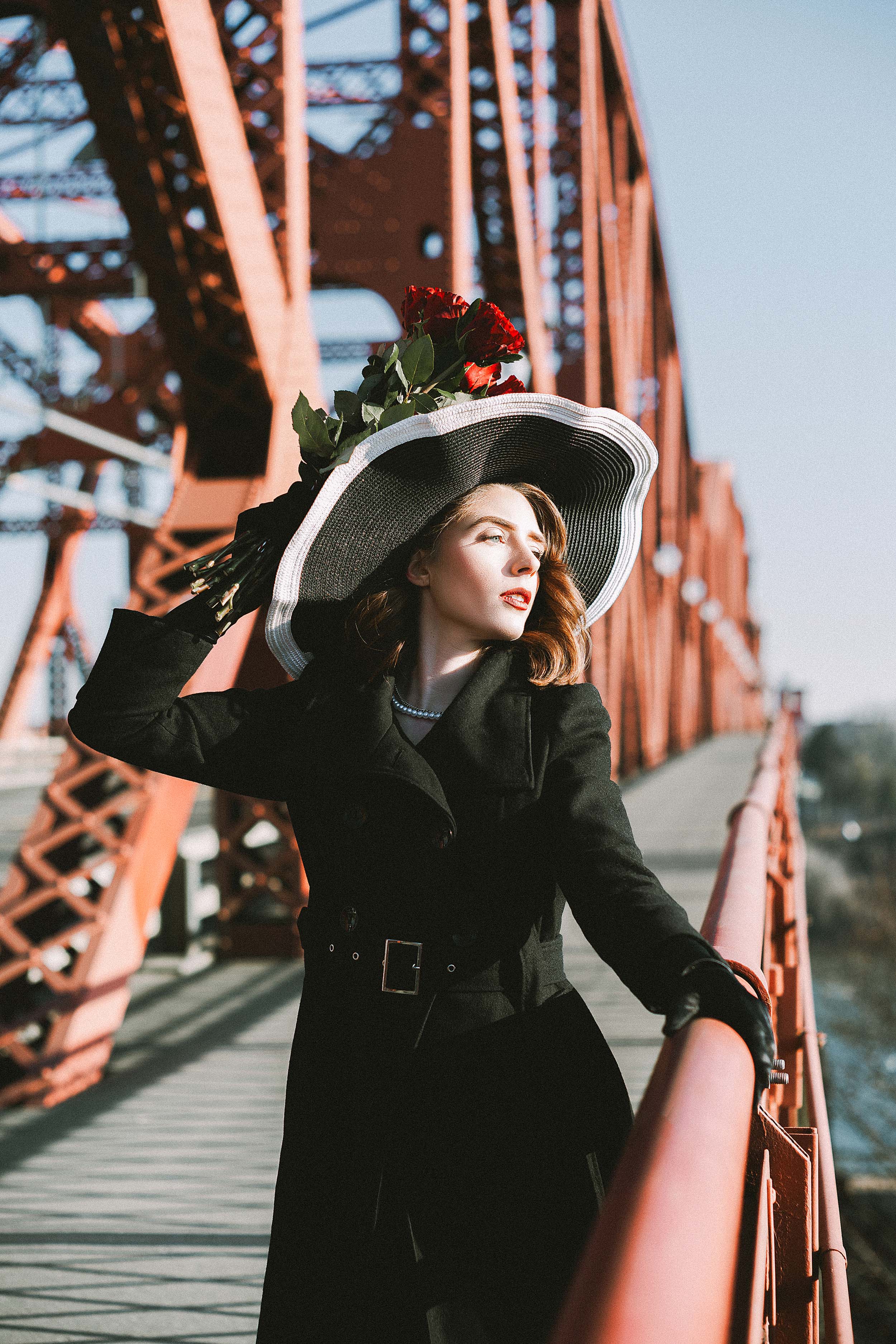 Elegant and Romantic 40s-Inspired Portraits on the Broadway Bridge — photograph 21 of 23